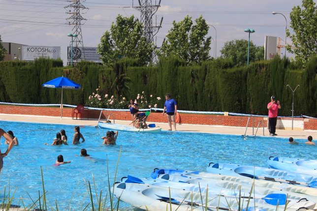 Bañistas en la piscina La Alhóndiga-Sector III de Getafe