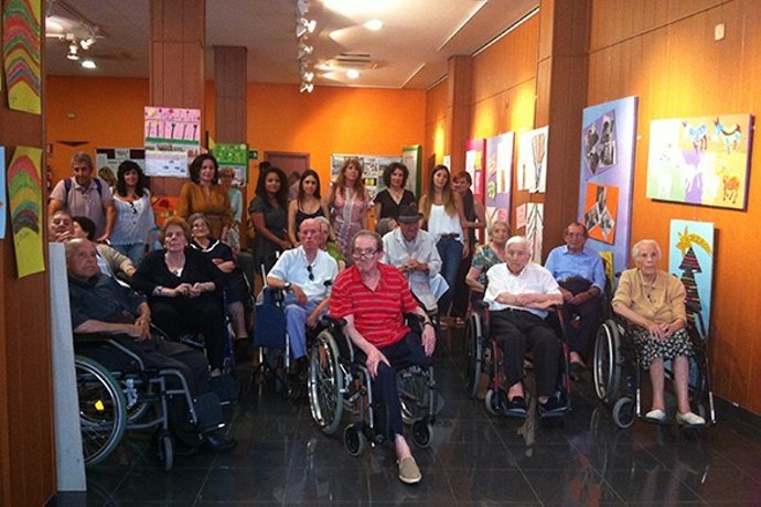 Personas mayores acuden a un taller de arteterapia en San Juan del Puerto. 