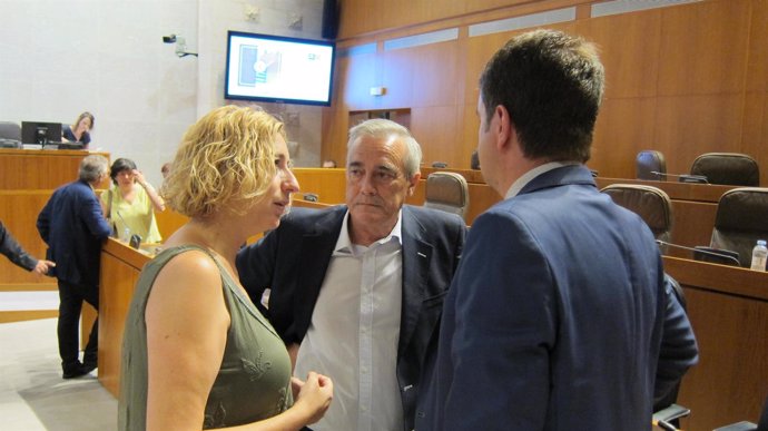 Luquin (IU), junto a Sada (PSOE) y Bermúdez de Castro (PP) este martes