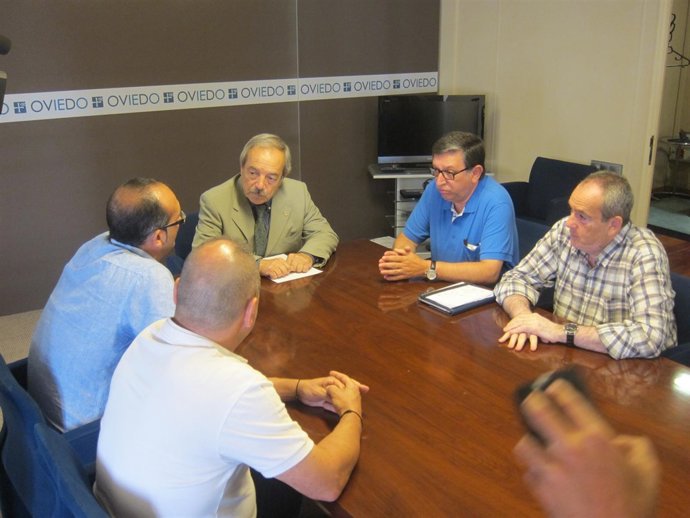 López con los sindicatos y el comité de empresa de Santa Bárbara