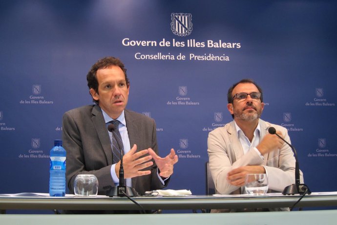 El conseller de Presidencia, Marc Pons, con el vicepresidente, Biel Barceló