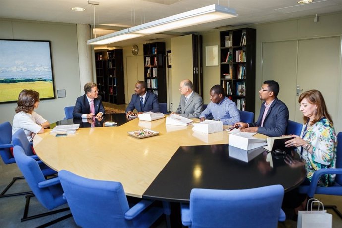 Miembros de la delegación durante su reunión con el vicerrector Manuel Rapún.