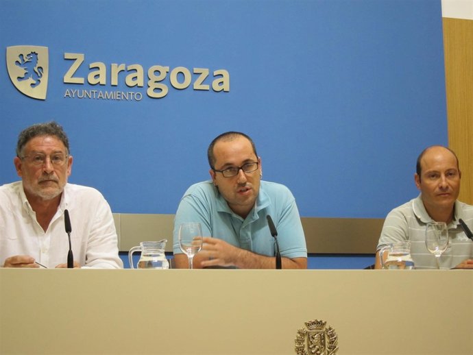 El concejal Alberto Cubero, en el centro de la imagen.