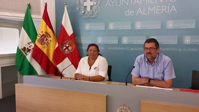 Los concejales de IU Amalia Román y Rafael Esteban