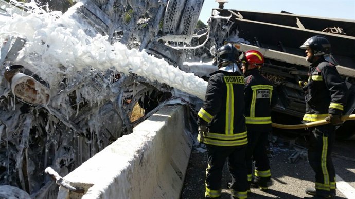 Bomberos de Jaén actuando sobre el camión siniestrado en la A-44