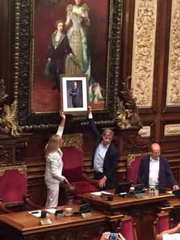 El PP  cuelga una foto de Felipe IV donde estaba el busto de Juan Carlos I