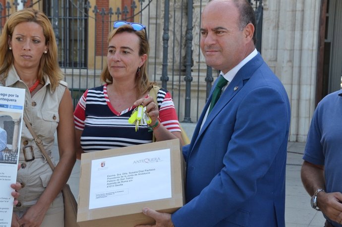 El alcalde de Antequera, ante el Palacio de San Telmo
