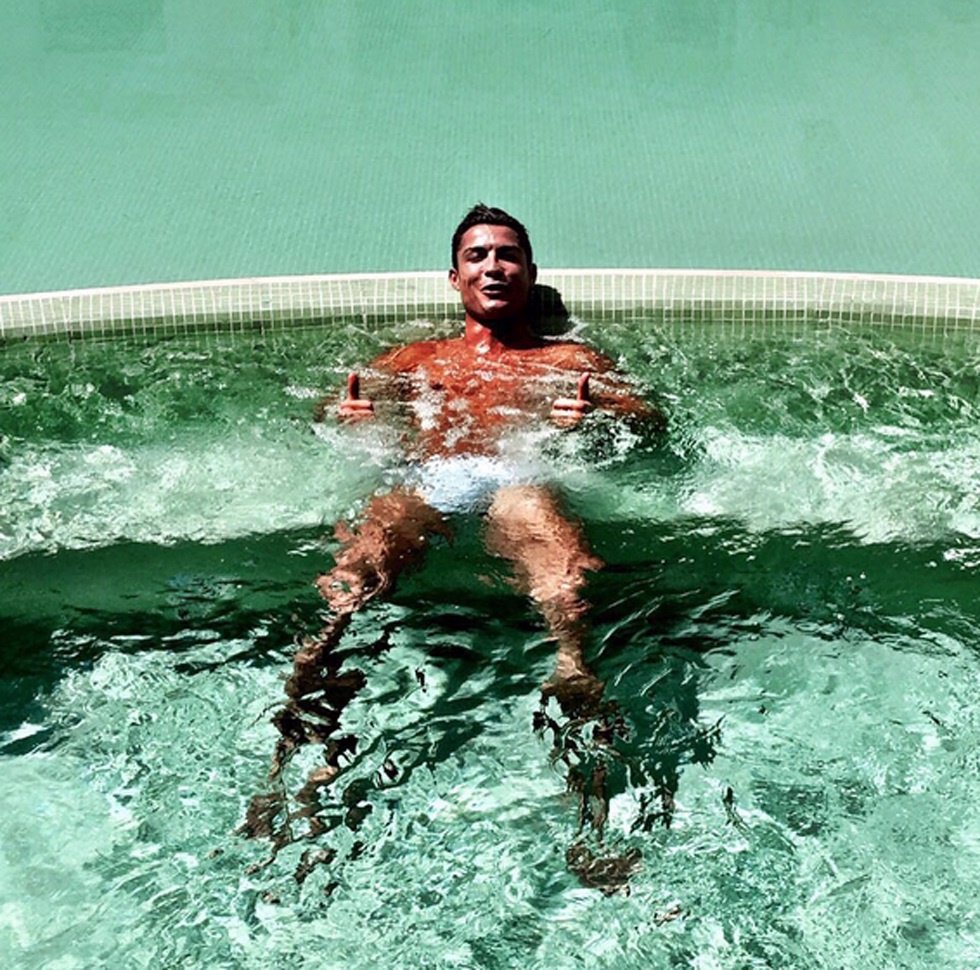 Cristiano Ronaldo en una piscina 