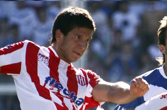 Velez Sarsfield's Prato and Union de Santa Fe's Barisone fight for the ball duri