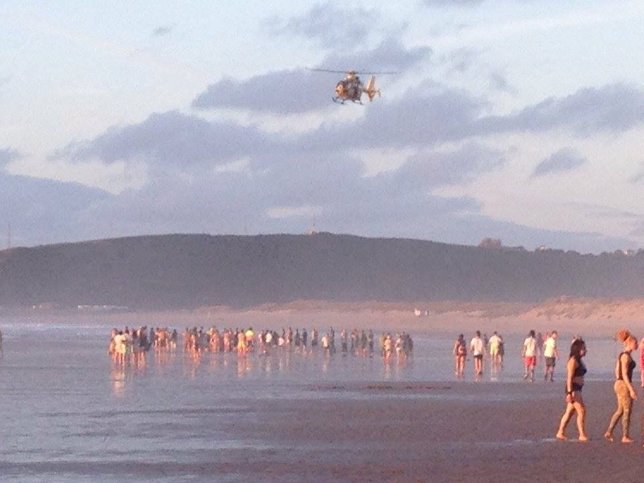 Helicóptero aterrizando en la Playa de San Juan. 