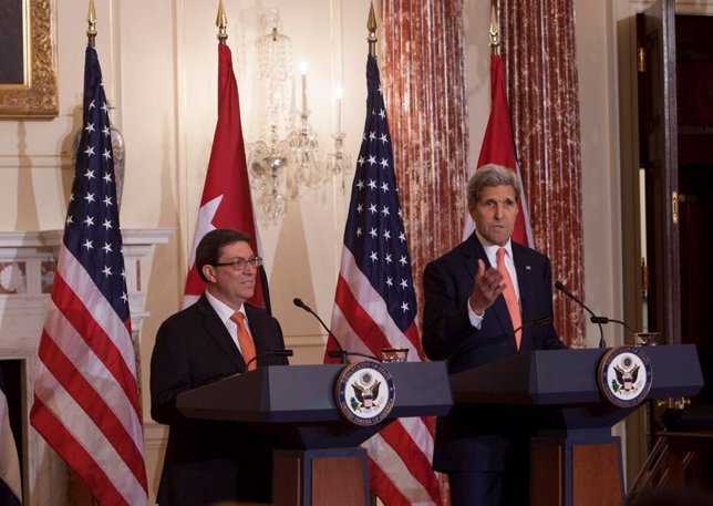 Kerry y el Ministro de Exteriores de Cuba
