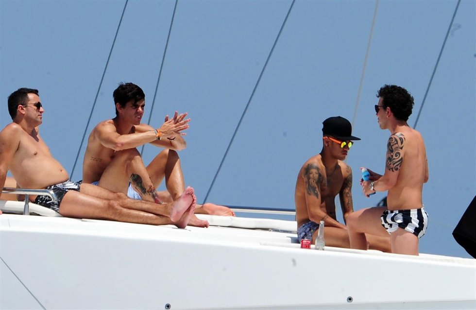 Neymar se diviente en un barco con amigos