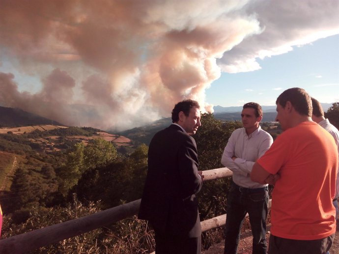 Imagen del incendio de Sorriba, durante la visita del consejero de Presidencia. 