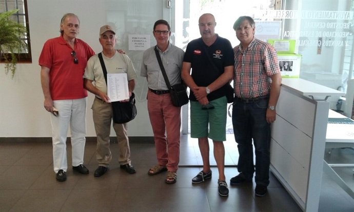 Promotores del homenaje en la rotonda de 4 Caminos