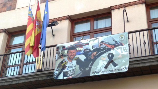 Pancarta en recuerdo de Bernat Martínez en el Ayuntamiento de Alberic