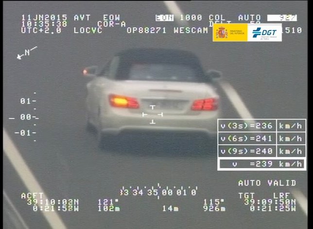 Coche denunciado por la DGT por circular a 241 kilómetros por hora