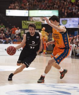 Lucic Vladimir y Raúl López. Valencia  BC-Dominion Bilbao Basket