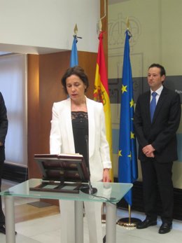 Dolores Carcedo con Guillermo Martínez al fondo. 