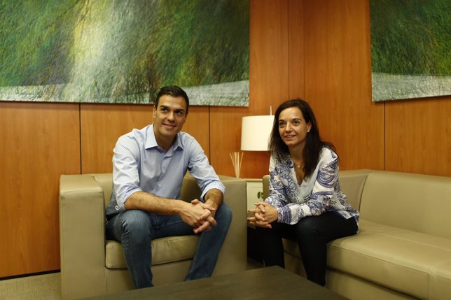 Pedro Sánchez y Sara Hernández en la sede del PSOE