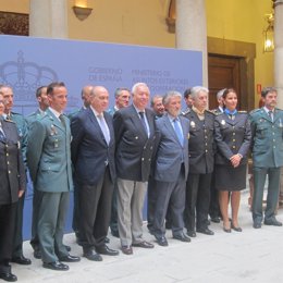 Margallo y Fernández Díaz, con los condecorados por su trabajo en Nepal