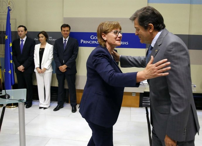 Pilar Varela saluda a Javier Fernández. 