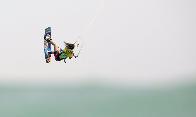 Gisela Pulido en la prueba de kitesurf en Tarifa