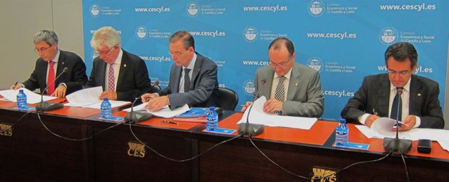 El presidente del CES y los rectores de las universidades firman el acuerdo