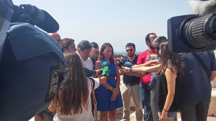 Patricia Navarro atiende a los medios en la playa de Roquetas de Mar