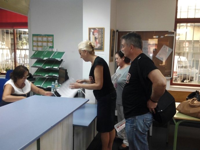 Entrega de firmas en el registro de Cultura