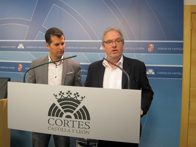Luis Tudanca y J.F. Martín, en la sala de prensa de las Cortes. 