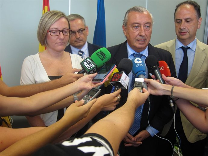 Salvador y Gómez-Pomar atienden a los medios tras su reunión