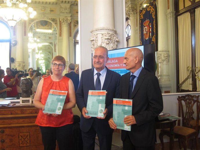 El alcalde, Francisco de la Torre, junto con Felisa Becerra y Francisco García