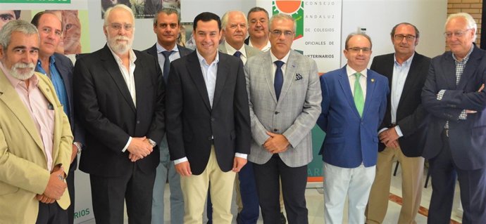 Reunión de Juanma Moreno con veterinarios andaluces