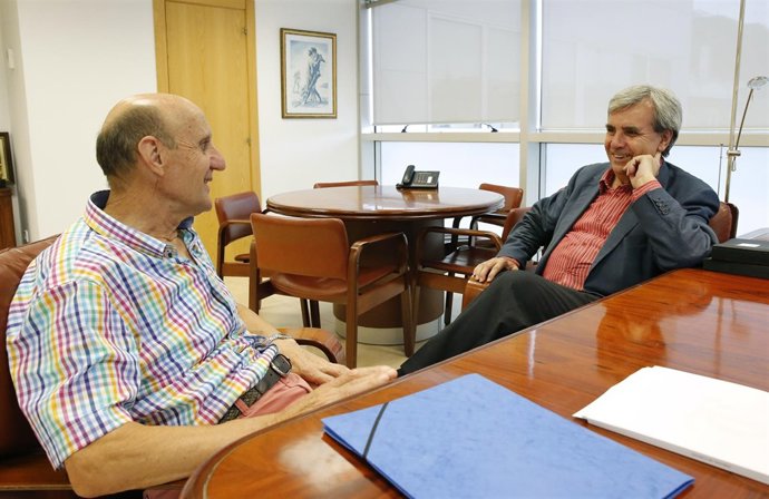 El consejero de Presidencia con el alcalde de San Felices