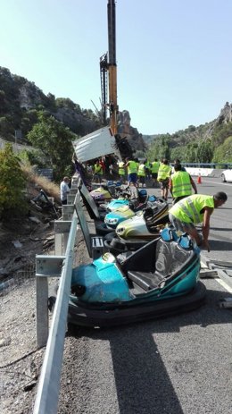 Liberando la calzada de la A-44 por vulevco de un camión