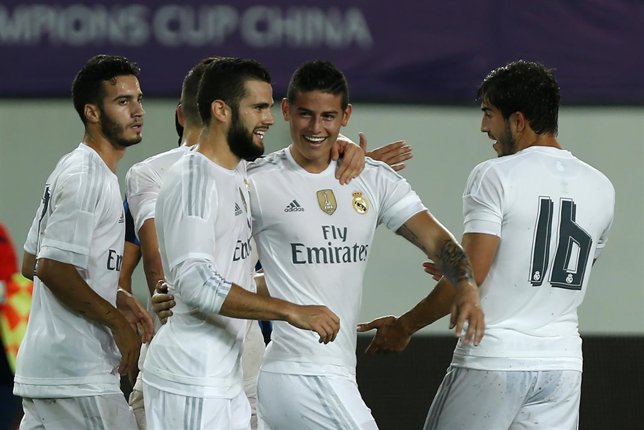 James Rodríguez celebra un gol con Nacho y Lucas Silva en pretemporada 