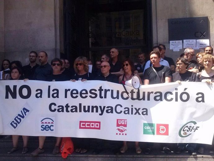 Concentración de trabajadores de CatalunyaCaixa contra el ERE