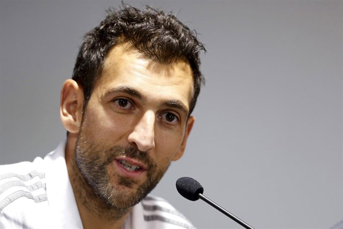 Diego López da una rueda de prensa con el AC Milan