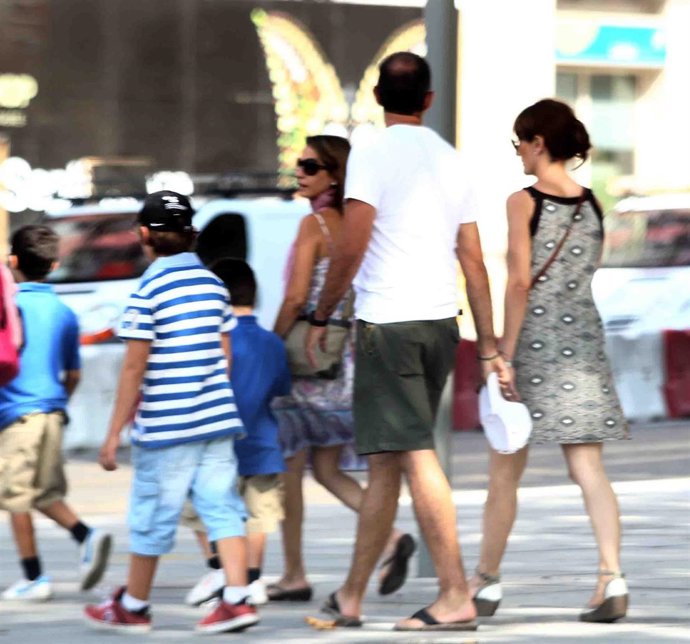 Familia numerosa, paseando, paseo, matrimonio, niños, verano