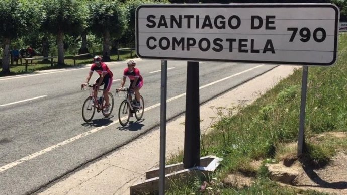 Ciclistas realizando el Camino de Santiago