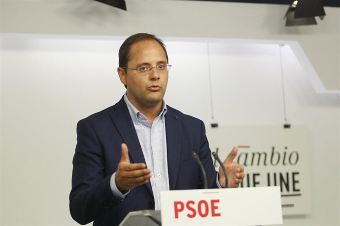 César Luena tras la reunión de la Comisión Permanente del PSOE