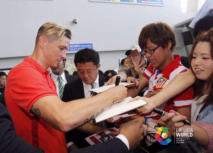 Fernando Torres firma autógrafos a su llegada a Japón