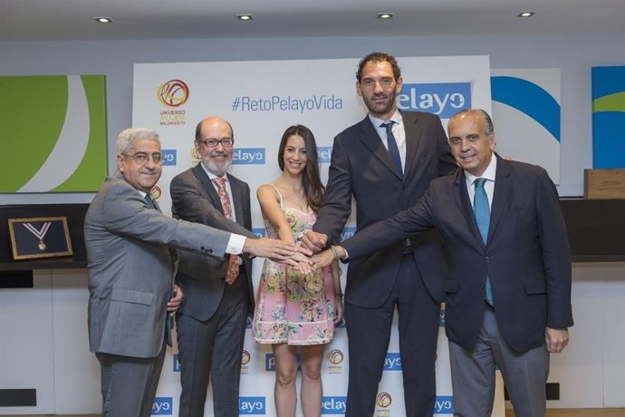 Almudena Cid, y representantes de la FEB y Pelayo