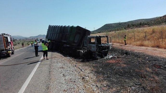 Foto del camión siniestrado tras chocar en la A-312 con otro vehículo