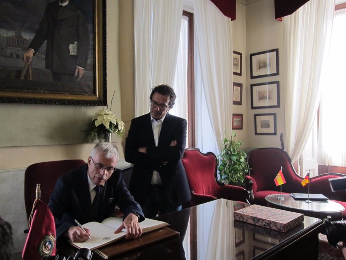Visita del cónsul alemán Peter Eck al Ayuntamiento de Cádiz