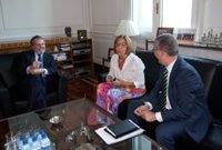 El Gobierno estudia recuperar fondos para programas de libros o bilingüismo