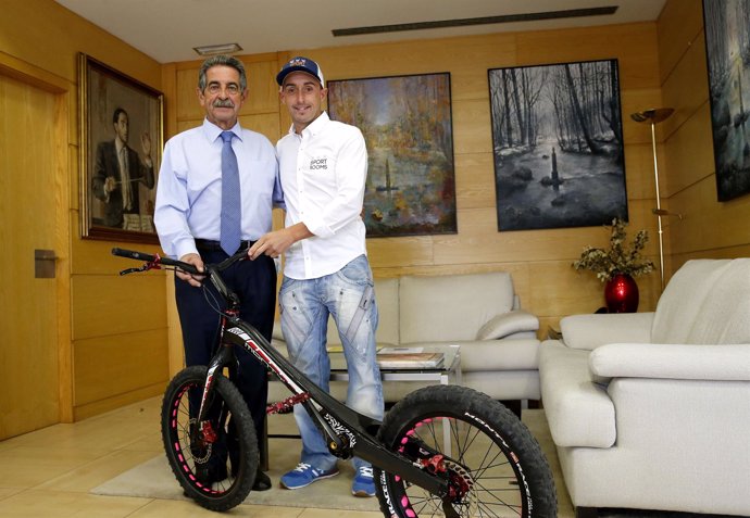 Revilla con el subcampeón de bike trial Raúl Gutiérrez