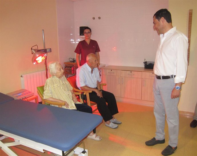 Juanma Moreno en la residencia Vitalia de Posadas