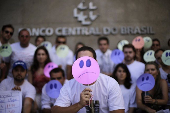 Protestan en la puerta del Banco Central de Brasil