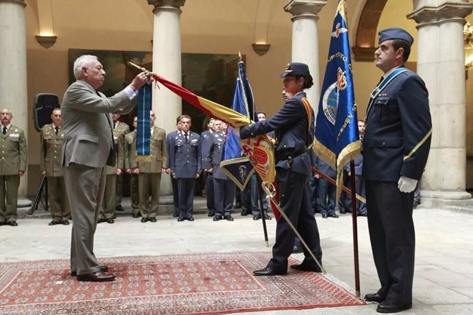 Margallo impone la Orden del Mérito Civil al Mando Aéreo General
